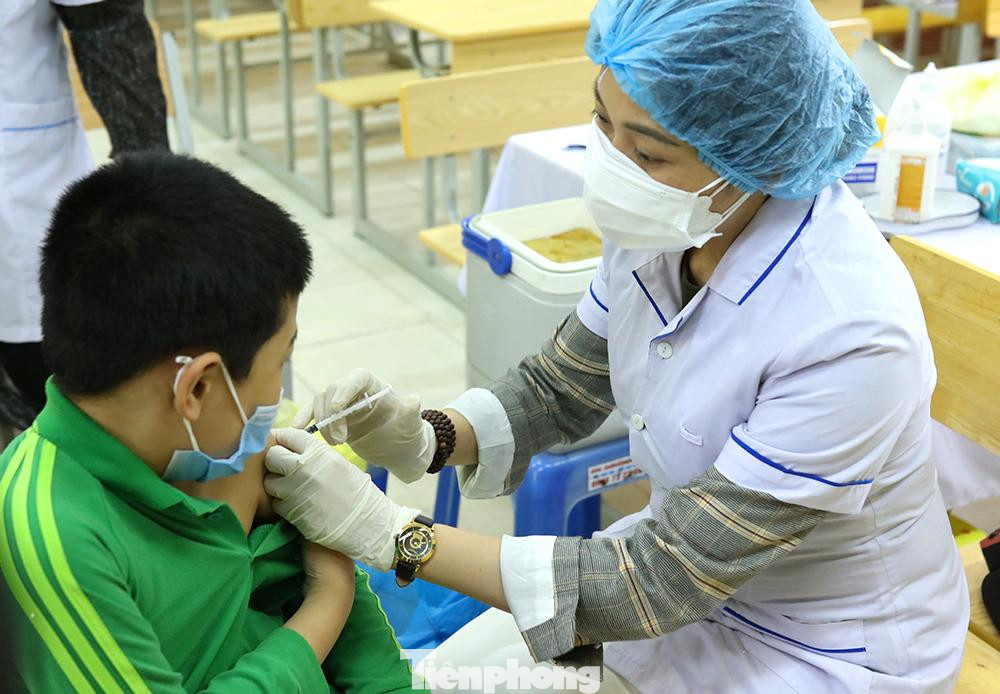 Học sinh trường THCS Nguyễn Tri Phương tiêm vắc xin Modena vào sáng nay 17/4