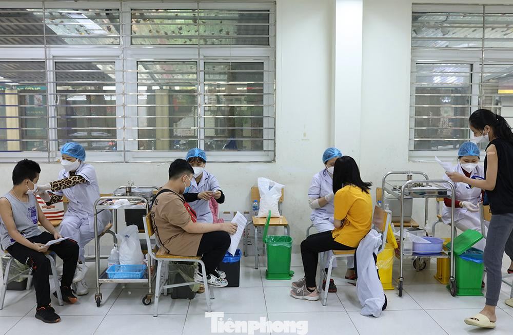 Chị Hà (ở Khâm Thiên) bày tỏ sự an tâm vì con được tiêm vắc xin phòng COVID-19 kịp thời, bảo đảm an toàn khi trở lại trường học trực tiếp. "Thời gian qua, tôi nhận thấy hiệu quả của vắc xin trong phòng chống COVID-19 nên càng vững tâm. Lúc đầu cũng hơi lo lắng nhưng gia đình cũng đã trấn an để bé không lo sợ khi tiêm" Chị Hà nói.