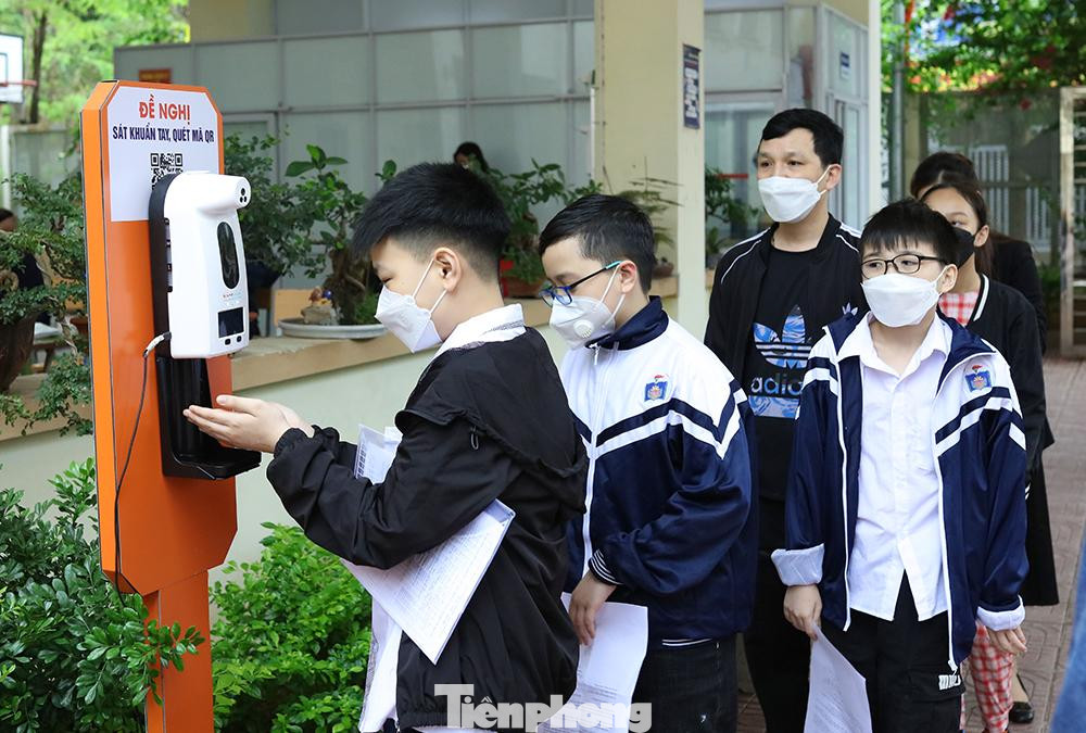 Sáng nay,tại trường THCS Lê Ngọc Hân học sinh lớp 6 của trường đến tiêm vắc xin Modena