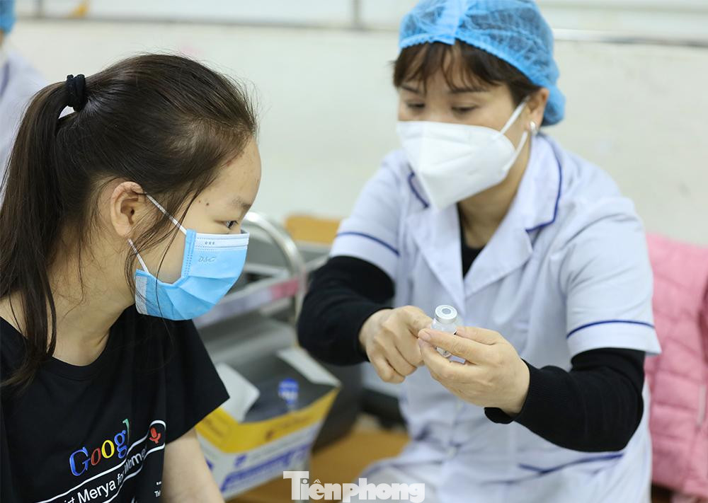 Trước khi tiêm, nhân viên y tế thông báo cho các em học sinh được biết loại vắc xin được tiêm và hạn sử dụng