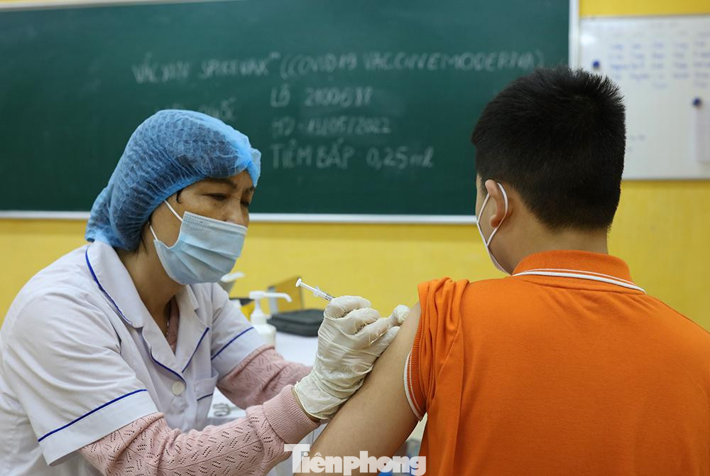 Tại điểm tiên trường THCS Nguyễn Trãi trong sáng nay tiêm cho 150 học sinh