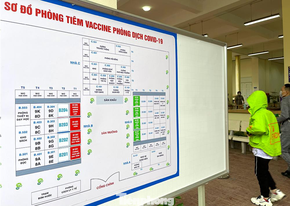 Tại cổng trường đã bố trí bảng sơ đồ phòng tiêm vắc xin cho phụ huynh học sinh được biết