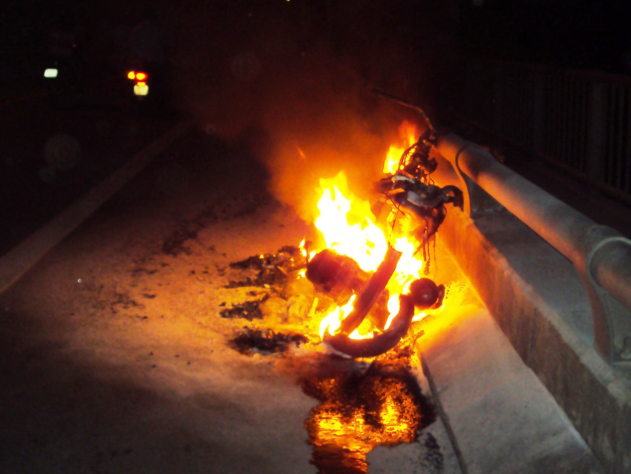 Chiếc xe máy cháy rụi trên cầu Rạch Miễu