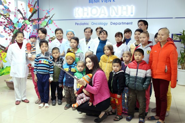 Hoa hậu Kỳ Duyên mang tết sớm cho các bệnh nhi ảnh 8