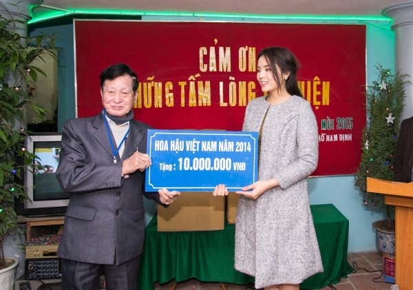 Kỳ Duyên xinh tươi tham dự Chủ nhật Đỏ trên quê nhà ảnh 9