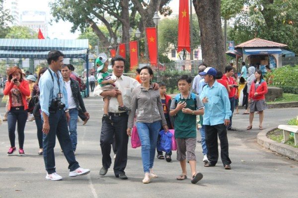 Du khách đổ xô tới Thảo Cẩm Viên vào mùng 3 Tết ảnh 1