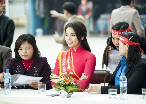 Kỳ Duyên xinh tươi tham dự Chủ nhật Đỏ trên quê nhà ảnh 1