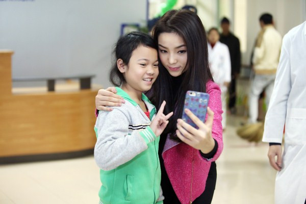 Hoa hậu Kỳ Duyên mang tết sớm cho các bệnh nhi ảnh 7