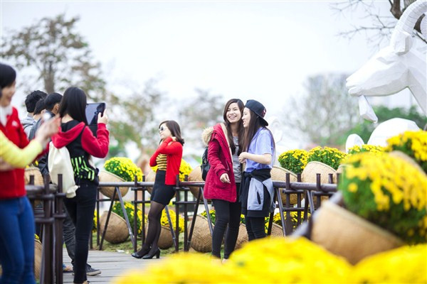 Bạn trẻ Đà Nẵng rạng rỡ bên đường hoa Tết ảnh 6