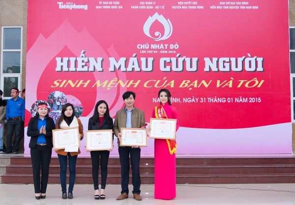 Kỳ Duyên xinh tươi tham dự Chủ nhật Đỏ trên quê nhà ảnh 3