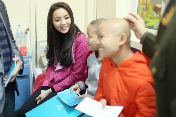 Hoa hậu Kỳ Duyên mang tết sớm cho các bệnh nhi ảnh 4