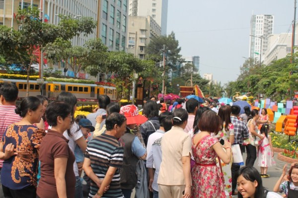 Du khách đổ xô tới Thảo Cẩm Viên vào mùng 3 Tết ảnh 2
