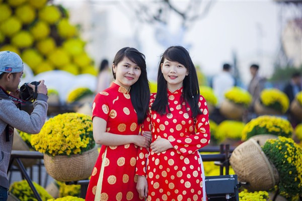 Bạn trẻ Đà Nẵng rạng rỡ bên đường hoa Tết ảnh 5