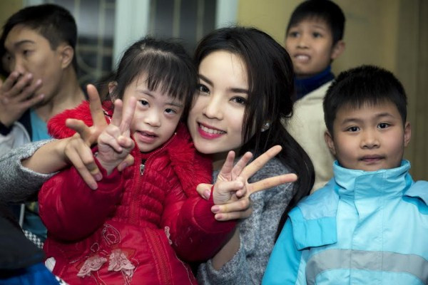 Kỳ Duyên xinh tươi tham dự Chủ nhật Đỏ trên quê nhà ảnh 7