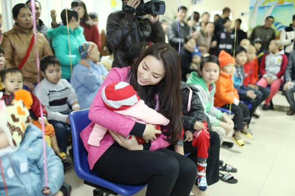 Hoa hậu Kỳ Duyên mang tết sớm cho các bệnh nhi ảnh 1
