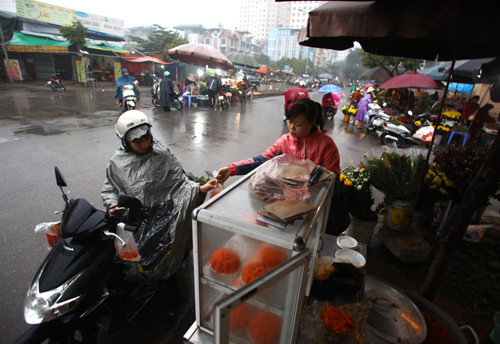 Đón Tết ông Công ông Táo, đại sứ Mỹ thả cá ở Hồ Tây ảnh 4