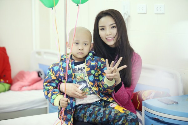 Hoa hậu Kỳ Duyên mang tết sớm cho các bệnh nhi ảnh 5