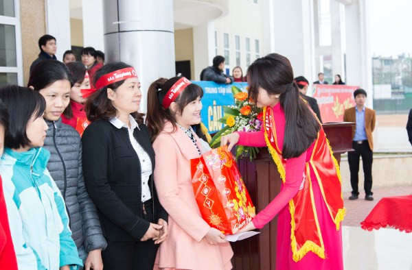 Kỳ Duyên xinh tươi tham dự Chủ nhật Đỏ trên quê nhà ảnh 5