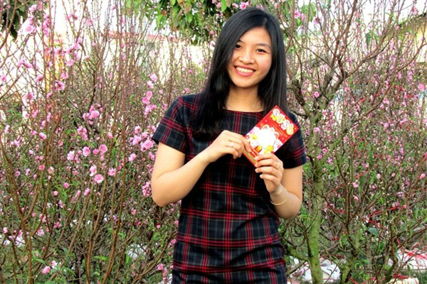 Bạn trẻ Đà Nẵng rạng rỡ bên đường hoa Tết ảnh 11