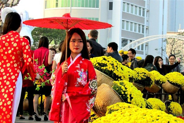 Bạn trẻ Đà Nẵng rạng rỡ bên đường hoa Tết ảnh 13