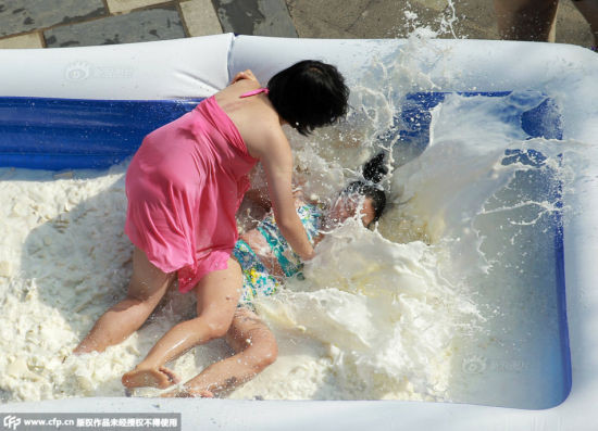 Thi đấu vật trong bể chứa sữa và đậu phụ ảnh 4