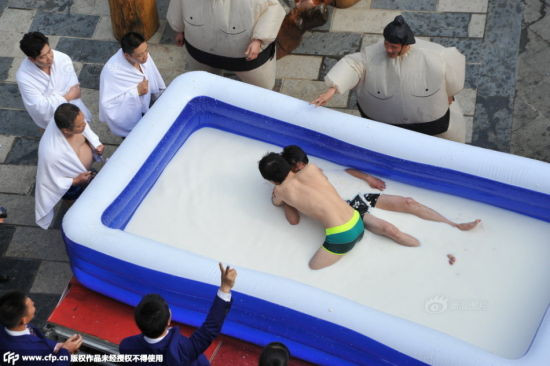 Thi đấu vật trong bể chứa sữa và đậu phụ ảnh 1