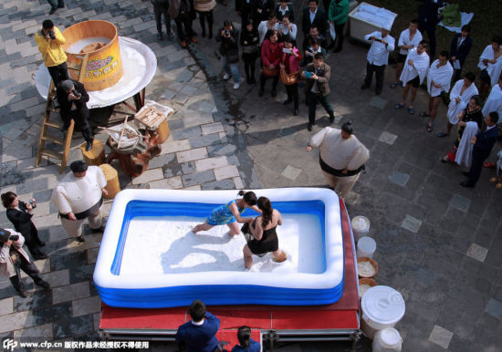 Thi đấu vật trong bể chứa sữa và đậu phụ ảnh 5