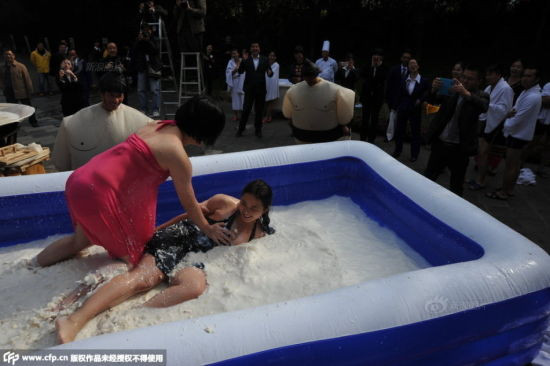 Thi đấu vật trong bể chứa sữa và đậu phụ ảnh 3