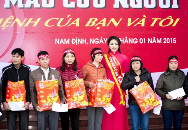 Kỳ Duyên xinh tươi tham dự Chủ nhật Đỏ trên quê nhà ảnh 4