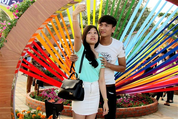 Bạn trẻ Đà Nẵng rạng rỡ bên đường hoa Tết ảnh 12