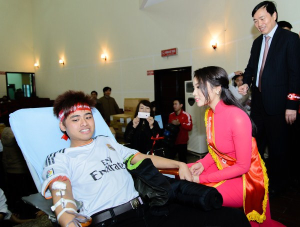 Kỳ Duyên xinh tươi tham dự Chủ nhật Đỏ trên quê nhà ảnh 2