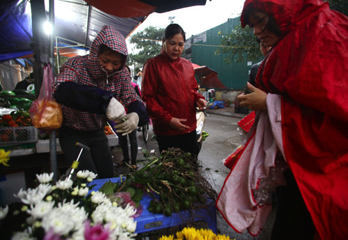 Đón Tết ông Công ông Táo, đại sứ Mỹ thả cá ở Hồ Tây ảnh 6