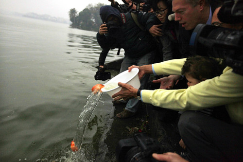 Đón Tết ông Công ông Táo, đại sứ Mỹ thả cá ở Hồ Tây ảnh 1