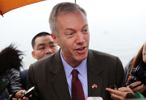 Đón Tết ông Công ông Táo, đại sứ Mỹ thả cá ở Hồ Tây ảnh 2