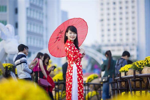 Bạn trẻ Đà Nẵng rạng rỡ bên đường hoa Tết ảnh 4