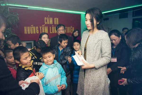 Kỳ Duyên xinh tươi tham dự Chủ nhật Đỏ trên quê nhà ảnh 6