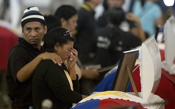 Thai phụ khóc ngất khi đón thi thể chồng ảnh 5