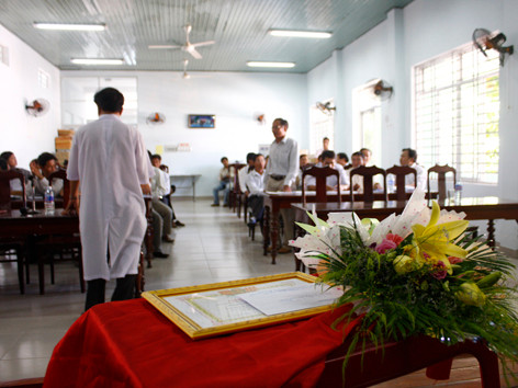 Hoa, giấy khen và tiền thường bị chị Thủy từ chối. Ảnh: Nguyễn Thành . Hoa, giấy khen và tiền thường bị chị Thủy từ chối. Ảnh: Nguyễn Thành
