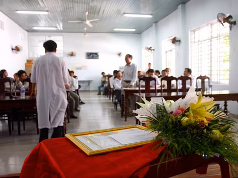 Hoa, giấy khen và tiền thường bị chị Thủy từ chối. Ảnh: Nguyễn Thành 