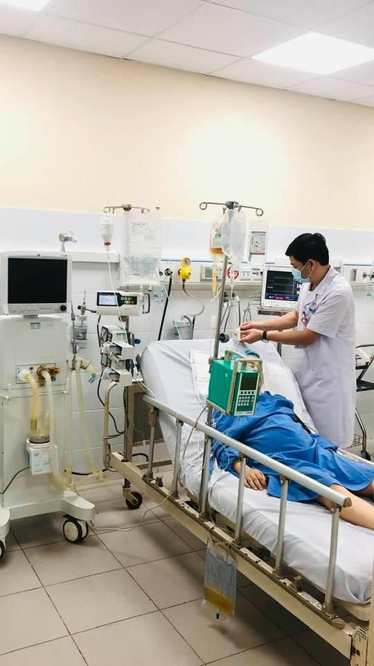 Xác định đây là một tái biến sản khoa nguy hiểm, tính mạng người bệnh chỉ còn tính từng phút nên các chuyên gia đầu ngành Hồi sức tích cực-Chống độc, Cấp cứu, Sản khoa, Ngoại khoa, Gây mê hồi sức, Huyết học, Chẩn đoán hình ảnh đã tập trung để đưa ra hướng xử lý. Ảnh: BS cung cấp