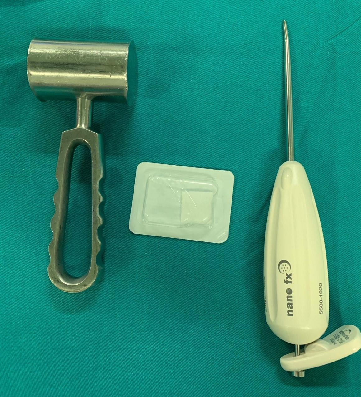 Phương pháp phẫu thuật nội soi ghép sụn khớp nhân tạo vừa được các chuyên gia Bệnh viện Hữu nghị Việt Đức tiến hành đã giúp sử dụng phần sụn khớp nhân tạo để bù cho phần khuyết, vỡ, bong, mất sụn mà không phải sử dụng phần sụn lành của người bệnh. Ảnh: BS cung cấp