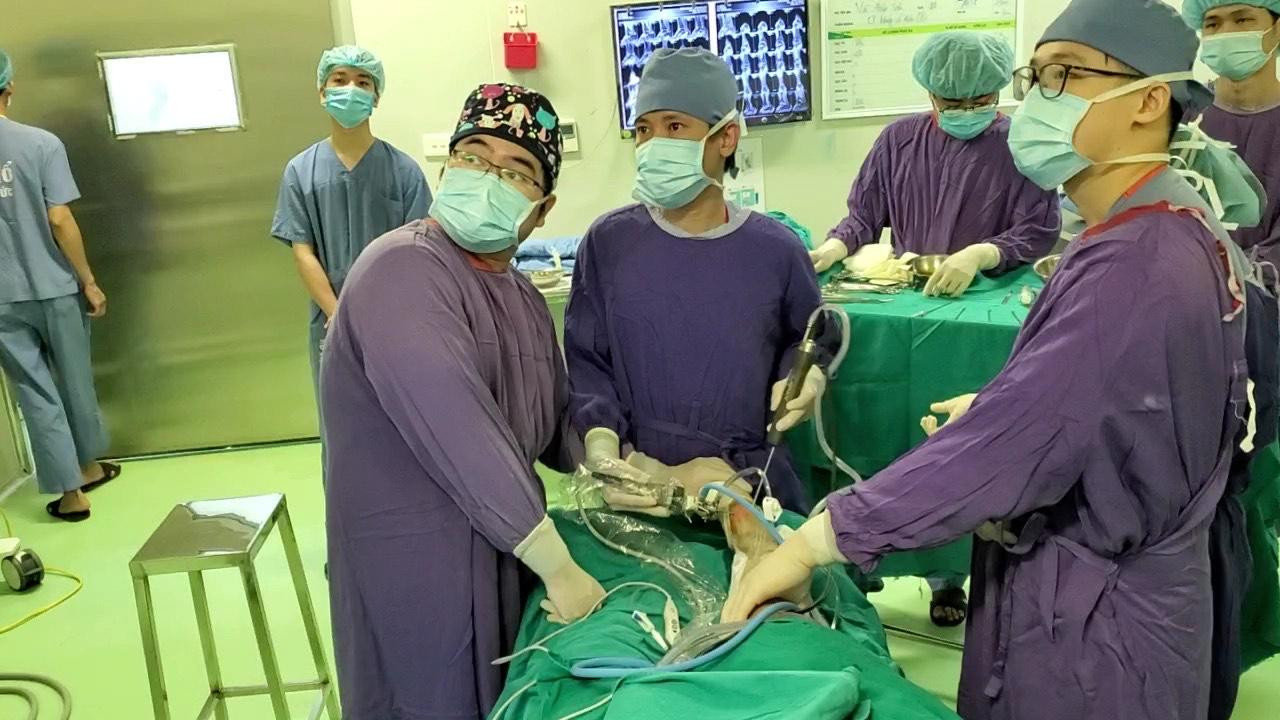 Các BS thực hiện ca phẫu thuật nội soi ghép sụn khớp nhân tạo lần đầu tiên thành công tại Việt Nam. Ảnh: BS cung cấp