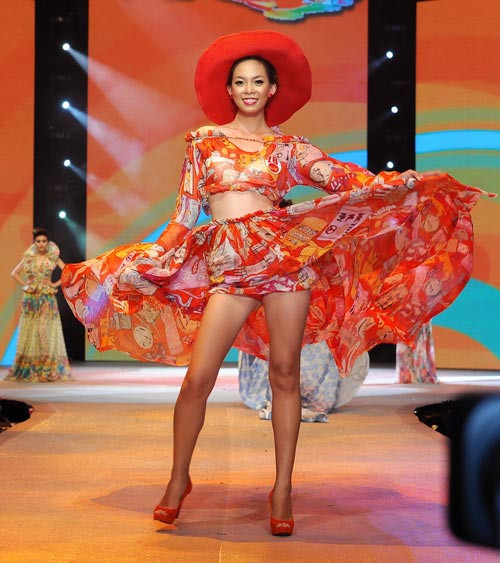 Các thiết kế váy dạ hội của Vũ Thu Phương rườm rà và chủ yếu là...vải