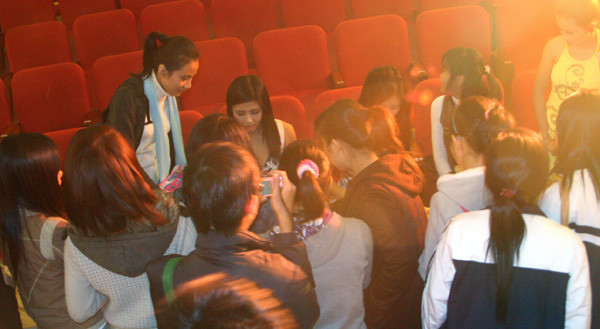 Sinh viên vây kín hai người đẹp