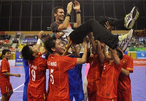 Niềm vui chiến thắng của thầy trò tuyển Việt Nam trước nhà ĐKVĐ thế giới