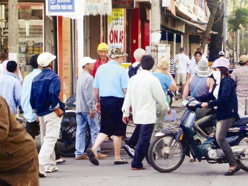 Ngang nhiên chèo kéo du khách bất chấp sự có mặt của lực lượng chức năng