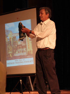 Nhà văn Lê Văn Nghĩa đang diễn một trò ảo thuật nhỏ trong buổi giao lưu với học sinh trường Hà Nội Amsterdam tháng 11/2013. Ảnh: N.M.Hà