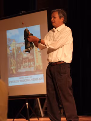 Nhà văn Lê Văn Nghĩa đang diễn một trò ảo thuật nhỏ trong buổi giao lưu với học sinh trường Hà Nội Amsterdam tháng 11/2013. Ảnh: N.M.Hà