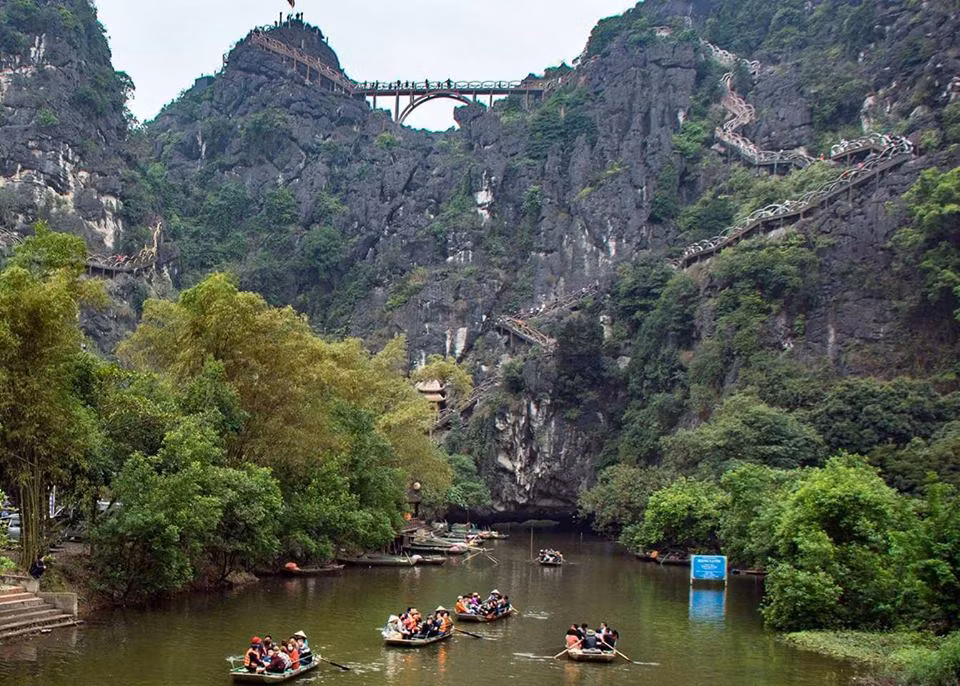 Phong toả, cảnh báo khách không đến công trình trái phép 'Tràng An cổ' ảnh 1