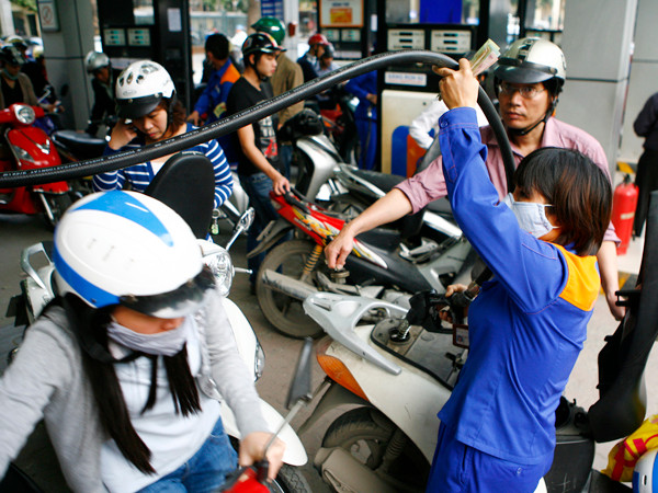 Do cơ chế điều hành xăng xầu méo mó, nên mỗi khi tăng, giảm giá xăng, dư luận đều bức xúc . Do cơ chế điều hành xăng xầu méo mó, nên mỗi khi tăng, giảm giá xăng, dư luận đều bức xúc